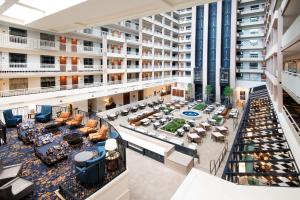 una vista aerea sul therium di un hotel con una grande hall di Embassy Suites by Hilton Atlanta Buckhead ad Atlanta