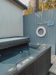 Galeriebild der Unterkunft Dreamy Airstream Hideaway with Hot Tub in Gibsons + 10 Fotos