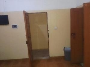 otwarte drzwi do łazienki z koszem na śmieci w obiekcie Hospedaria Zac w mieście Luanda