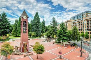 una torre del reloj en medio de un parque en Hilton Vancouver Washington, en Vancouver