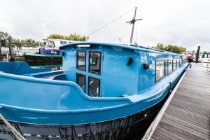 Gallery image of Blue Waterside Haven Charming 2 Bedroom Boat on Staines Rd Chertsey in Chertsey