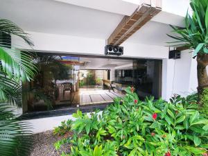 zewnętrzny widok na dom z roślinami w obiekcie Mansão Casa Mais w mieście Aracaju