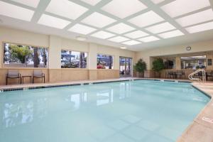 圣地亚哥Embassy Suites by Hilton San Diego La Jolla的酒店房间里的一个蓝色水池