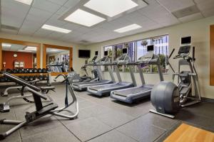 Embassy Suites by Hilton San Diego La Jolla的健身中心和/或健身设施