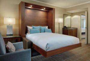 Embassy Suites by Hilton San Diego La Jolla客房内的一张或多张床位