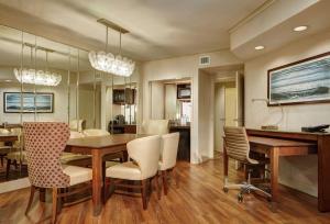 Embassy Suites by Hilton San Diego La Jolla的休息区
