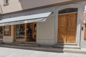 una tienda con puertas de madera en una calle en Maison Luboz - Courmayeur en Courmayeur