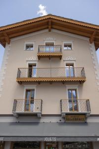 un edificio con balcones en un lateral en Maison Luboz - Courmayeur en Courmayeur
