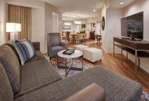 Embassy Suites by Hilton San Diego La Jolla的休息区