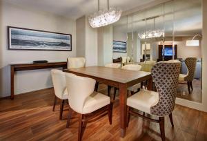 Embassy Suites by Hilton San Diego La Jolla的电视和/或娱乐中心