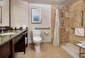 Embassy Suites by Hilton San Diego La Jolla的一间浴室