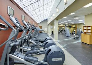 a row of tread machines in a gym at DoubleTree by Hilton Washington DC – Crystal City in Arlington
