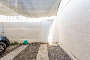 a garage with a white wall and a car parked next to it at Oasis en Quilmes con Parking Privado in Quilmes