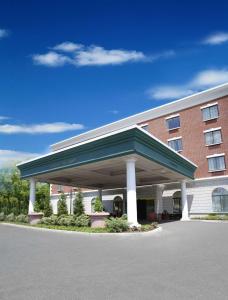 um grande edifício com um toldo verde em frente em Hampton Inn & Suites By Hilton - Rockville Centre em Rockville Centre
