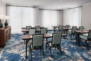 una sala de conferencias con mesas, sillas y ventanas en Embassy Suites by Hilton Charleston Harbor Mt. Pleasant en Charleston