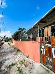een lege straat naast een gebouw met een hek bij Casa independiente in Puerto Ayora
