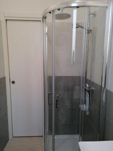 um chuveiro com uma porta de vidro na casa de banho em La Casa dei Limoni em La Spezia