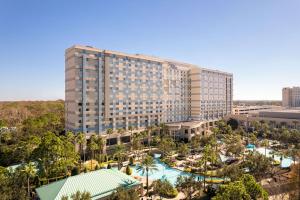 een luchtzicht op een hotel met een resort bij Signia by Hilton Orlando Bonnet Creek in Orlando