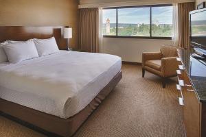 Postel nebo postele na pokoji v ubytování DoubleTree by Hilton Spokane City Center