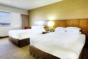 Postel nebo postele na pokoji v ubytování DoubleTree by Hilton Spokane City Center