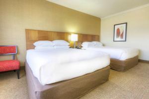 Postel nebo postele na pokoji v ubytování DoubleTree by Hilton Spokane City Center