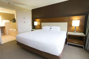 Postel nebo postele na pokoji v ubytování DoubleTree by Hilton Spokane City Center