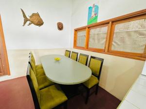 uma sala de jantar com uma mesa branca e cadeiras em Casa independiente em Puerto Ayora