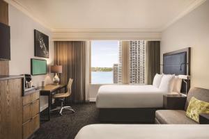 TV a/nebo společenská místnost v ubytování Hilton Motif Seattle