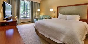Ένα ή περισσότερα κρεβάτια σε δωμάτιο στο Hampton Inn Charleston-Daniel Island
