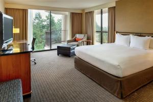 DoubleTree by Hilton Seattle Airport في سيتاك: غرفه فندقيه سرير كبير وتلفزيون