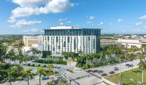 una vista aérea de un gran edificio con palmeras en Hilton West Palm Beach en West Palm Beach