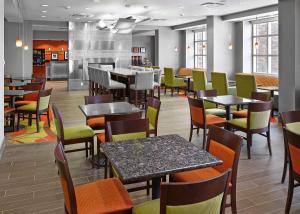 um restaurante com mesas e cadeiras e um bar em Hampton Inn by Hilton Calgary Airport North em Calgary