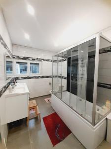 Ένα μπάνιο στο Une chambre de 20m2 chez les habitants