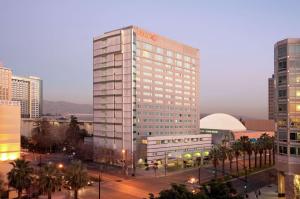 Hilton San Jose في سان خوسيه: مبنى أبيض طويل في مدينة بها مباني