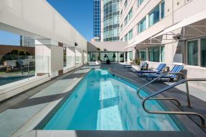 een zwembad in het midden van een gebouw bij Hilton San Jose in San Jose