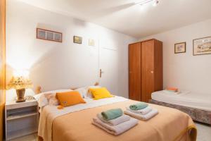 1 dormitorio con 1 cama con toallas en Split Accommodation, en Split