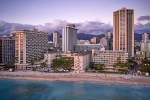 Blick auf den Strand vor einer Stadt in der Unterkunft Moana Surfrider, A Westin Resort & Spa, Waikiki Beach in Honolulu