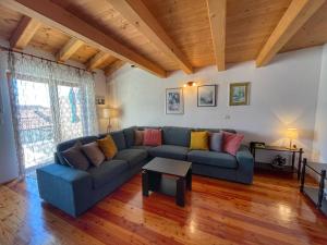 ein Wohnzimmer mit einem blauen Sofa und einem Tisch in der Unterkunft Valentina in Novigrad Istria