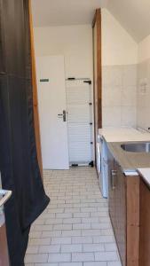 a kitchen with a sink and a washing machine at Baie du Mont Saint Michel, optez pour notre "Plan Baie" in Saint-Jean-le-Thomas +15 photos
