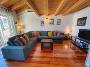 ein Wohnzimmer mit einem Sofa und einem TV in der Unterkunft Valentina in Novigrad Istria