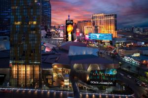 Blick auf die Skyline der Stadt in der Nacht in der Unterkunft Waldorf Astoria Las Vegas in Las Vegas