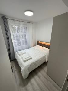 una piccola camera con letto e finestra di studio paris 12 a Parigi