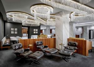 una sala de espera con sillas y una barbería en Washington Hilton, en Washington
