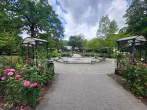 ogród z fontanną i kwiatami w parku w obiekcie Aquarius Kilińskiego 3 w mieście Grodzisk Mazowiecki