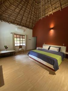 1 dormitorio con cama grande y ventana grande en Hotel La Palma Del Paso Real- Solo adultos, en Santa Fe de Antioquia
