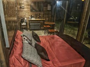 Agriturismo Annibale في تورو سول تراسيمينو: غرفة نوم عليها سرير ووسادتين