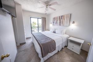 een slaapkamer met een bed en een plafondventilator bij 214 Fully Furnished 1BR Suite-Outdoor Pool in Scottsdale