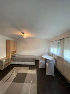 sypialnia z łóżkiem, stołem i krzesłami w obiekcie Wald w mieście Sirnau