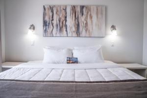 een slaapkamer met een groot wit bed en 2 verlichting bij 214 Fully Furnished 1BR Suite-Outdoor Pool in Scottsdale