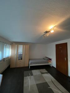 una stanza vuota con un letto e un soffitto di Wald a Sirnau